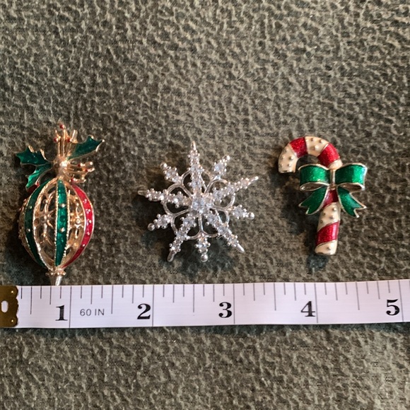 Cute lot of Christmas jewelry. 3 bracelets, 6 brooches, 6 earrings.Various sizes - Picture 5 of 8